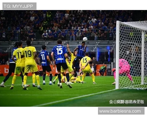 拿玻里与利物浦激战正酣双方争夺欧冠小组赛关键胜利